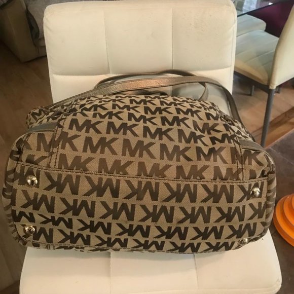 Authentic Micheal Kors Large Carry All Tote - Picture 7 of 13